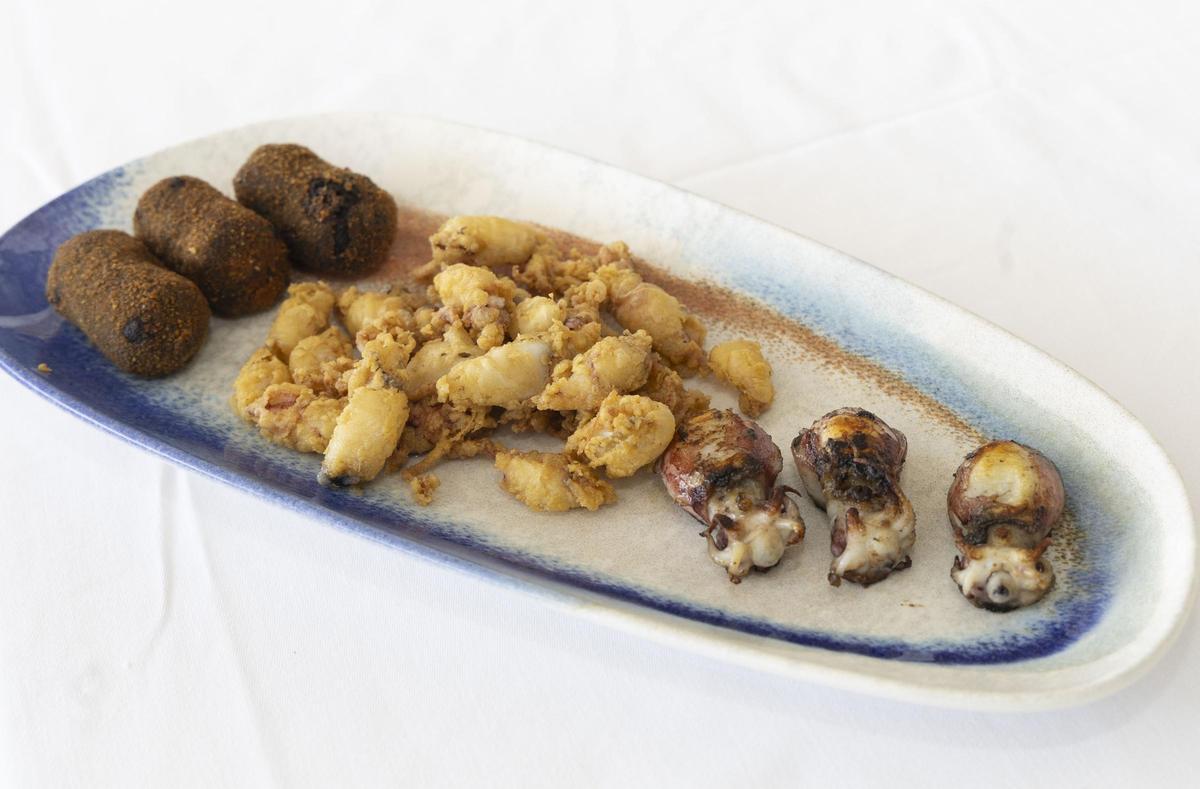 Croquetas de chipirón, sepionet y chopitos.