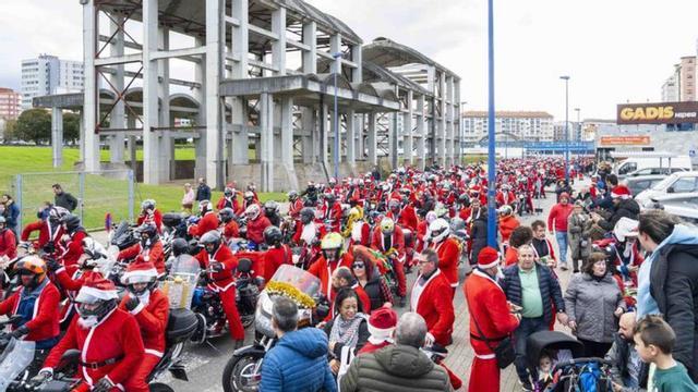 Participantes en la Papanoelada Motera en Culleredo. | // LA OPINIÓN