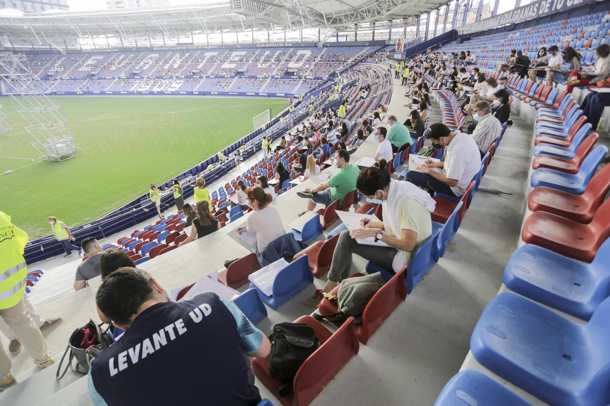 Oposiciones celebradas en el estadio Ciutat de València en 2021.