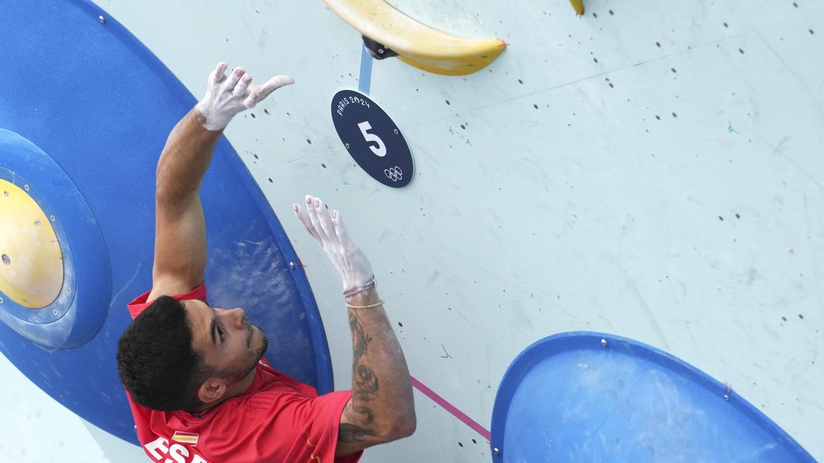 Alberto Ginés, durante la final de escalada en los Juegos Olímpicos de París 2024.