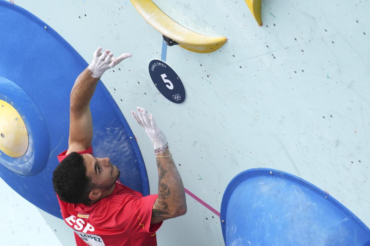 Alberto Ginés, durante la final de escalada en los Juegos Olímpicos de París 2024. Alberto Ginés, durante la final de escalada en los Juegos Olímpicos de París 2024.