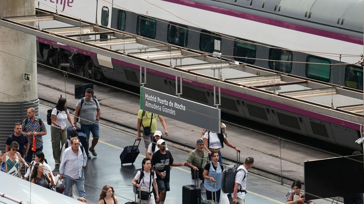 Viajeros en la estación madrileña de Atocha, desde donde saldrá la línea de Alta Velocidad hacia Castilla-La Mancha y Extremadura.