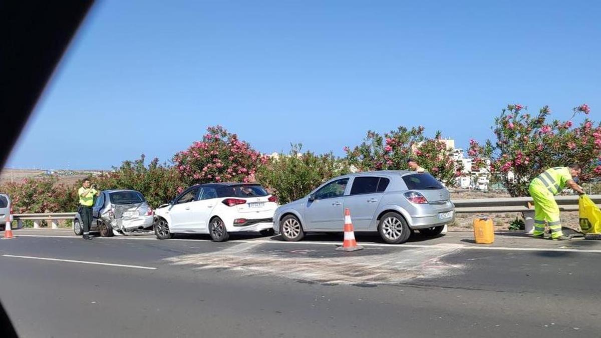 Los tres vehículos implicados en la colisión ocurrida esta tarde en la GC-1.