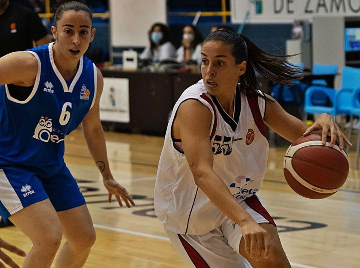 Latorre trata de penetrar en la defensa del Perfumerías Avenida.