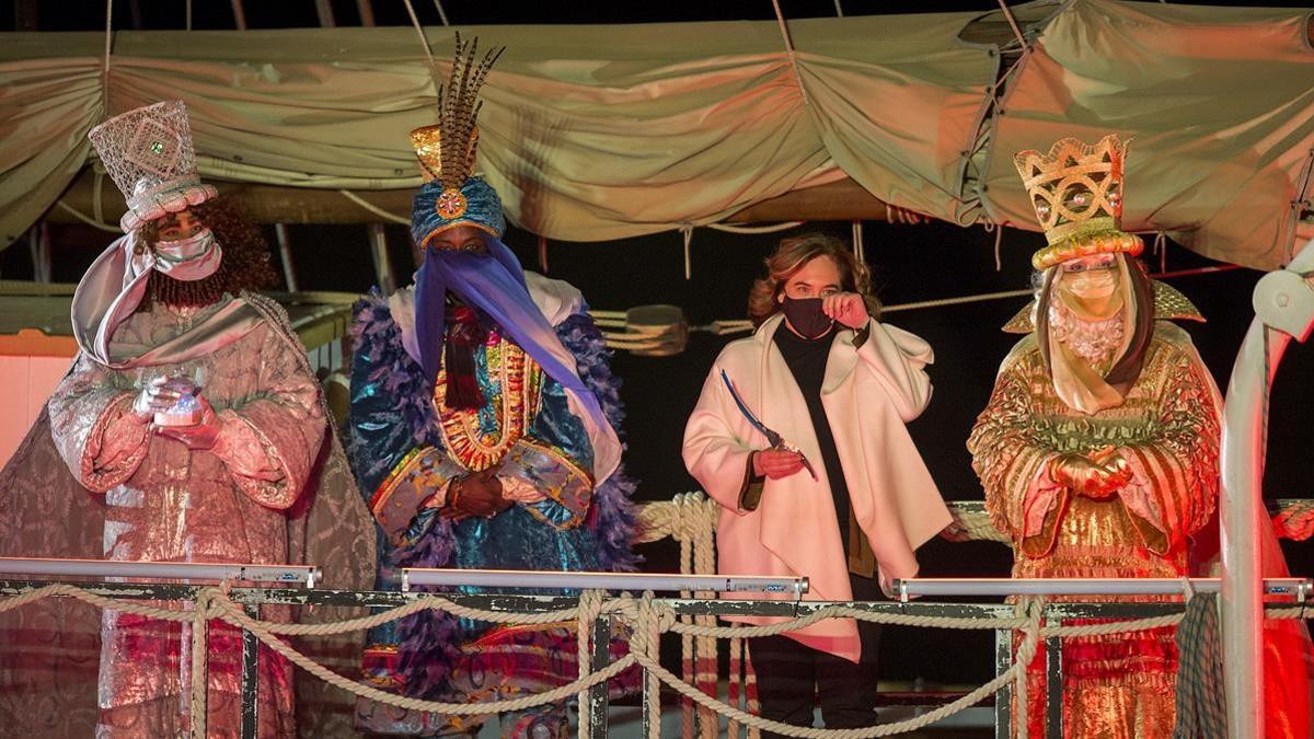 Barcelona 05 01 2021  Sociedad   Los Reyes Magos de Oriente   recibidos por la alcaldesa Ada Colau en el Parc del Forum ante un reducido grupo de ninos para mantener la distancia adecuada debido a la pandemia por Covid 19    Fotografia de Jordi Cotrina