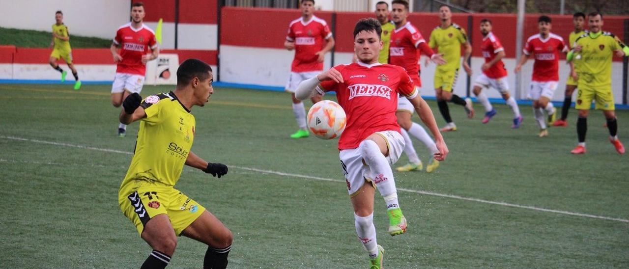 Lance del encuentro entre el Atlético Espeleño y el Salerm Puente Genil en el Municipal.