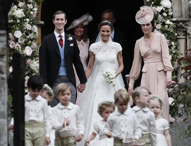 Pippa Middleton y Kate Middleton a la salida de la iglesia