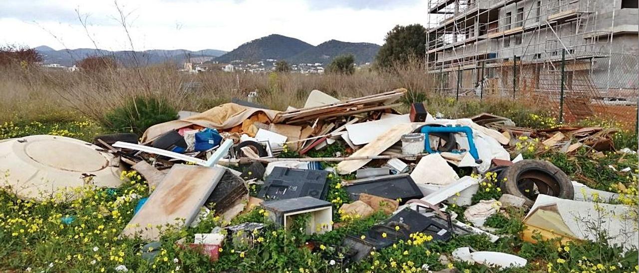 Vila retira 4.500 kilos de residuos de un solar de Platja d’en Bossa