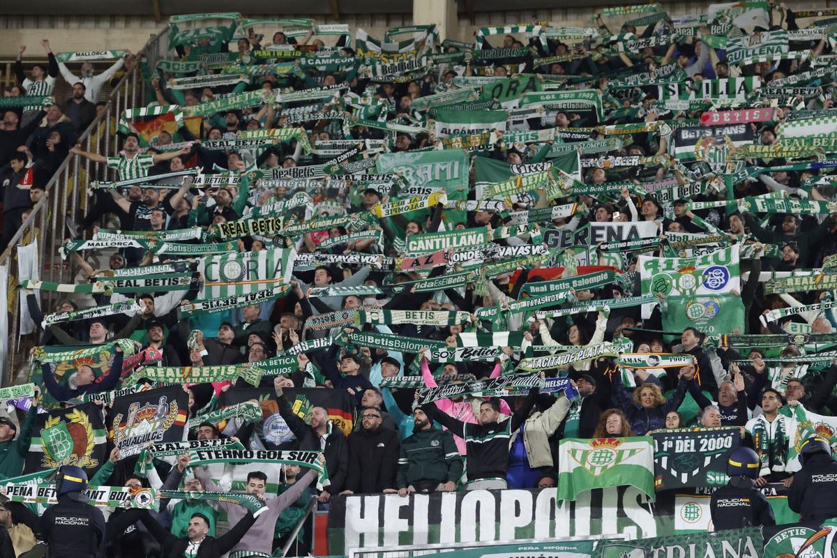 La afición del Betis durante el partido de la jornada 24 de LaLiga que RCD Mallorca y Real Betis disputan hoy domingo en el estadio de Son Moix