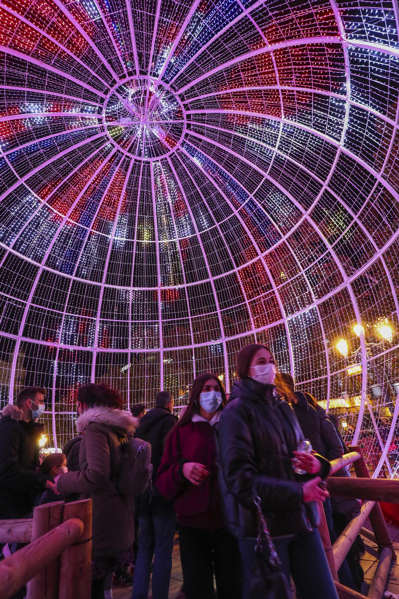 Pista de patinaje y luces de Navidad en la plaza del Ayuntamiento de València