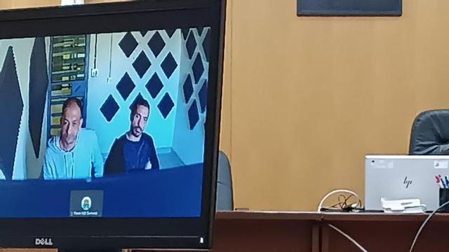 Los sospechosos del homicidio, por videoconferencia en el juicio del robo violento, celebrado ayer. |  FdV