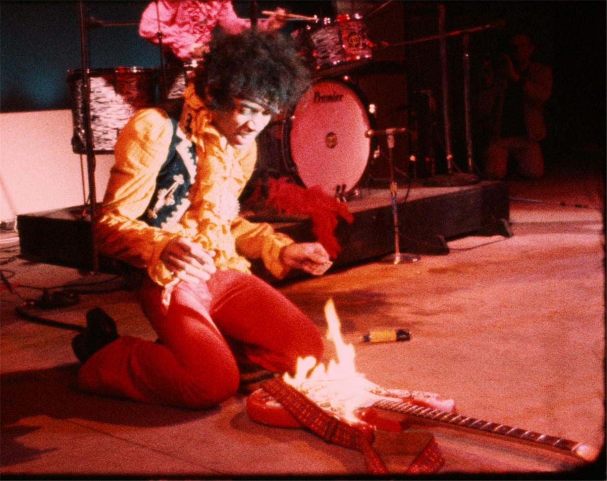 El guitarrista y compositor Jimi Hendrix quemando su guitarra en el Festival de Monterey en 1967 en una imagen del documental 'Monterey Pop' de D.A. Pennebaker.