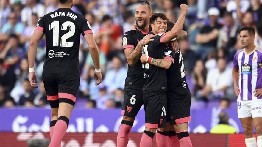 El Sevilla se exhibe ante el Valladolid con polémica incluida