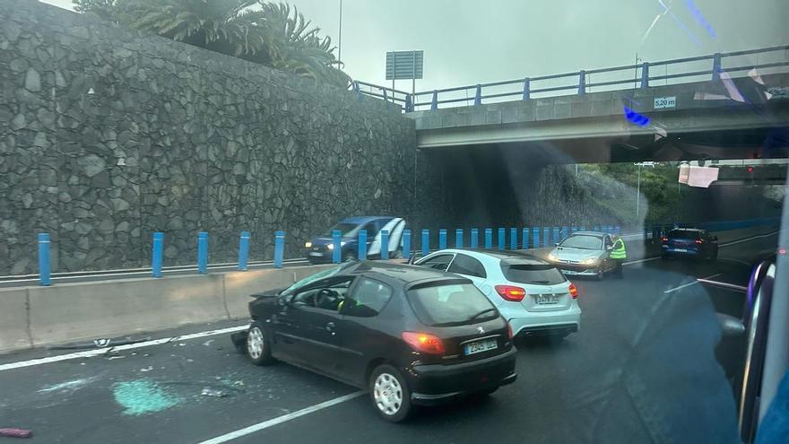 Colisión múltiple por un accidente de tráfico en la TF-5 en dirección a Santa Cruz de Tenerife