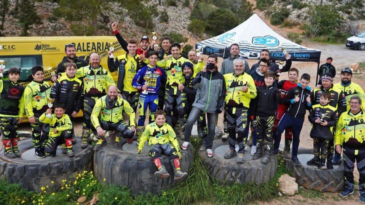 Foto de grupo de los pilotos participantes en la cita sanantoniense, la primera de la temporada 2022