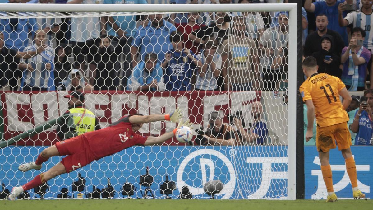 Dibu Martínez detiene el tiro de Steven Berghuis en el Países Bajos-Argentina del Mundial de Qatar.