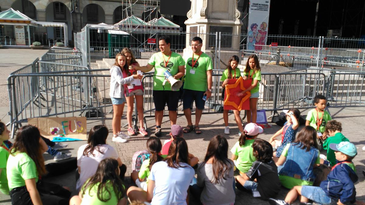 Actividad en María Pita de un campamento de verano.