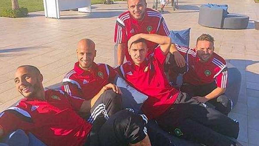 Amrabat (izquierda), ayer, con sus compañeros de selección.