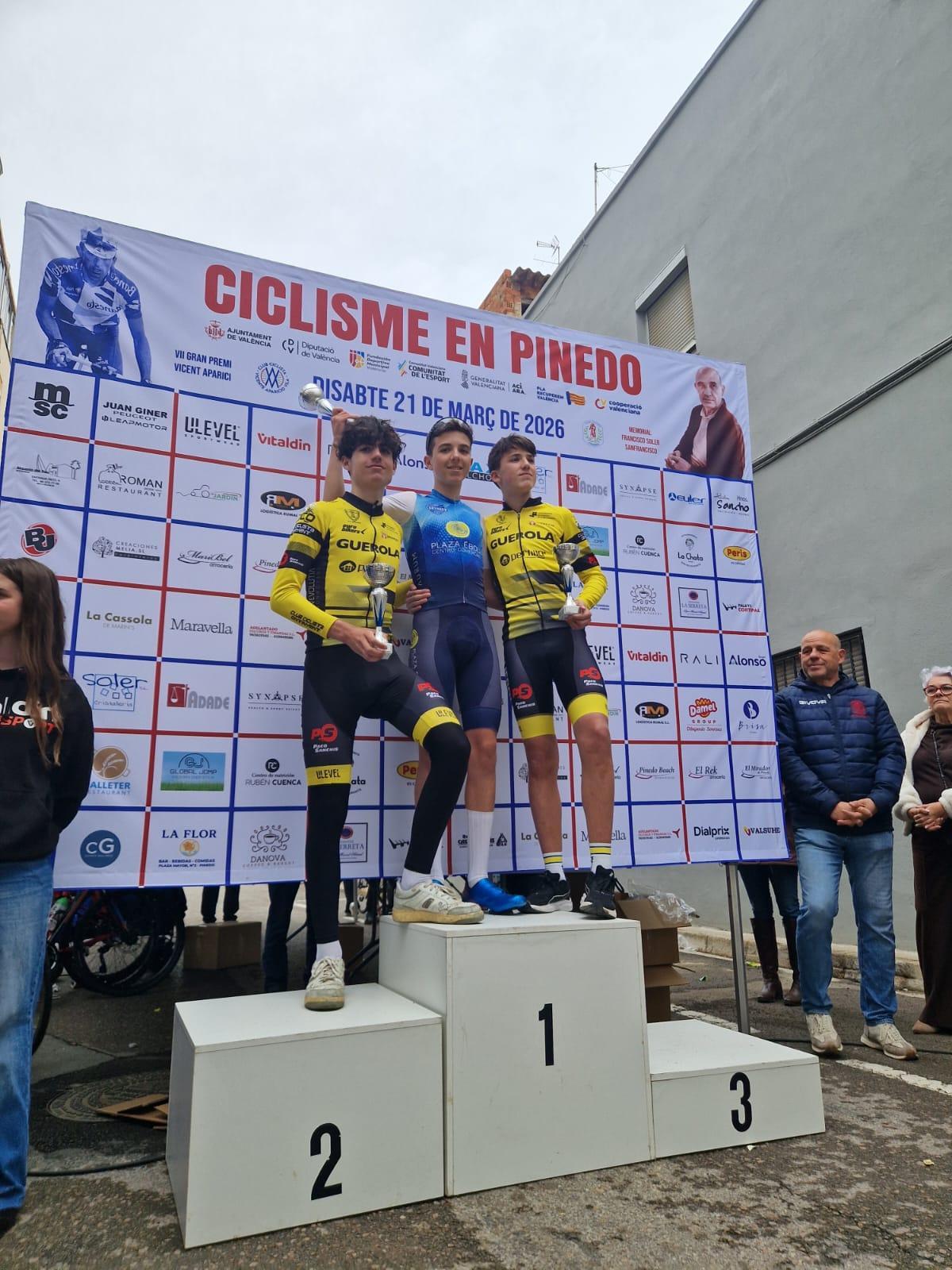Ciclistas del CO Ontinyent en el podio de la prueba de Escuelas celebrada en Pinedo.