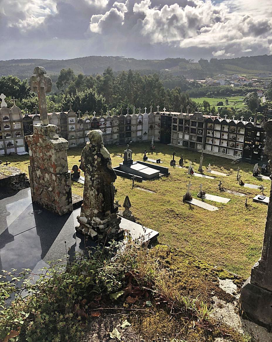 Sobre estas líneas y a la izquierda, adro y cementerio de Moraime. 