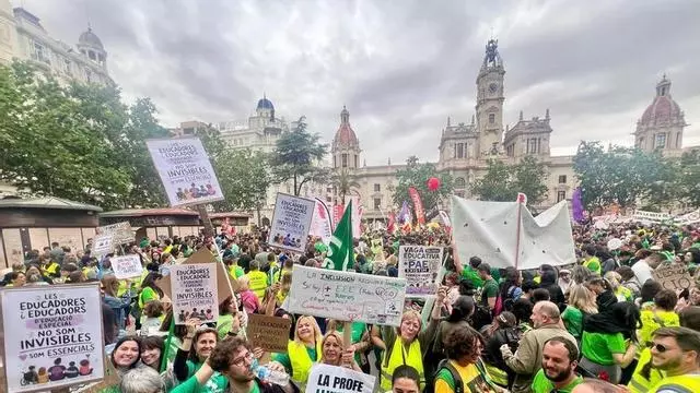 Manifestación multitudinaria de profesorado y de estudiantes que recorre València