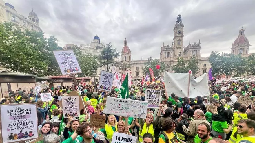 Manifestación multitudinaria de profesorado y de estudiantes que recorre València