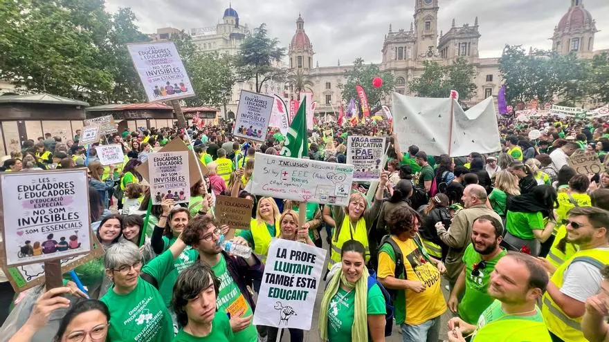 VÍDEO | Marea verde en València: manifestación masiva de 35.000 docentes
