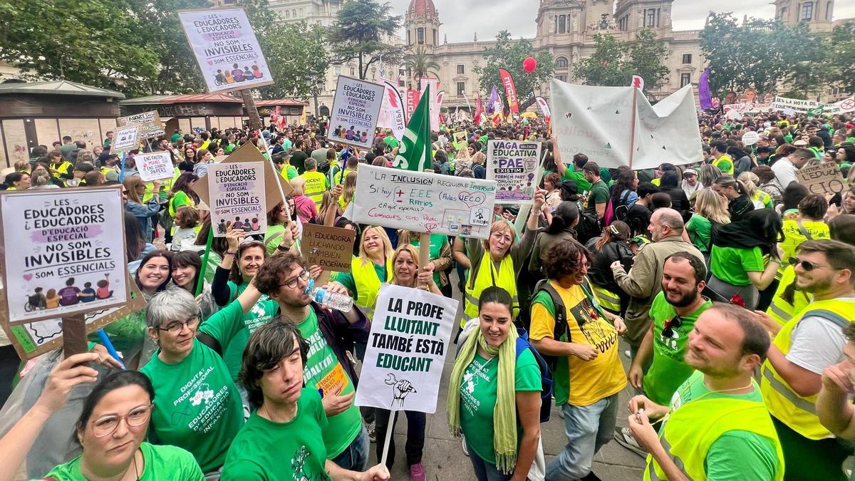 Marea verde en València: manifestación masiva de 35.000 docentes