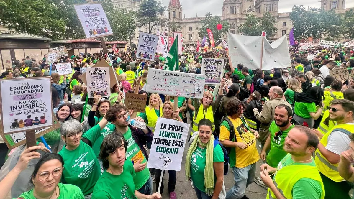 Marea verde en ValĂšncia: manifestaciĂłn masiva de 35.000 docentes