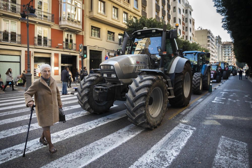 FOTOS: La tractorada de los agricultores toma València