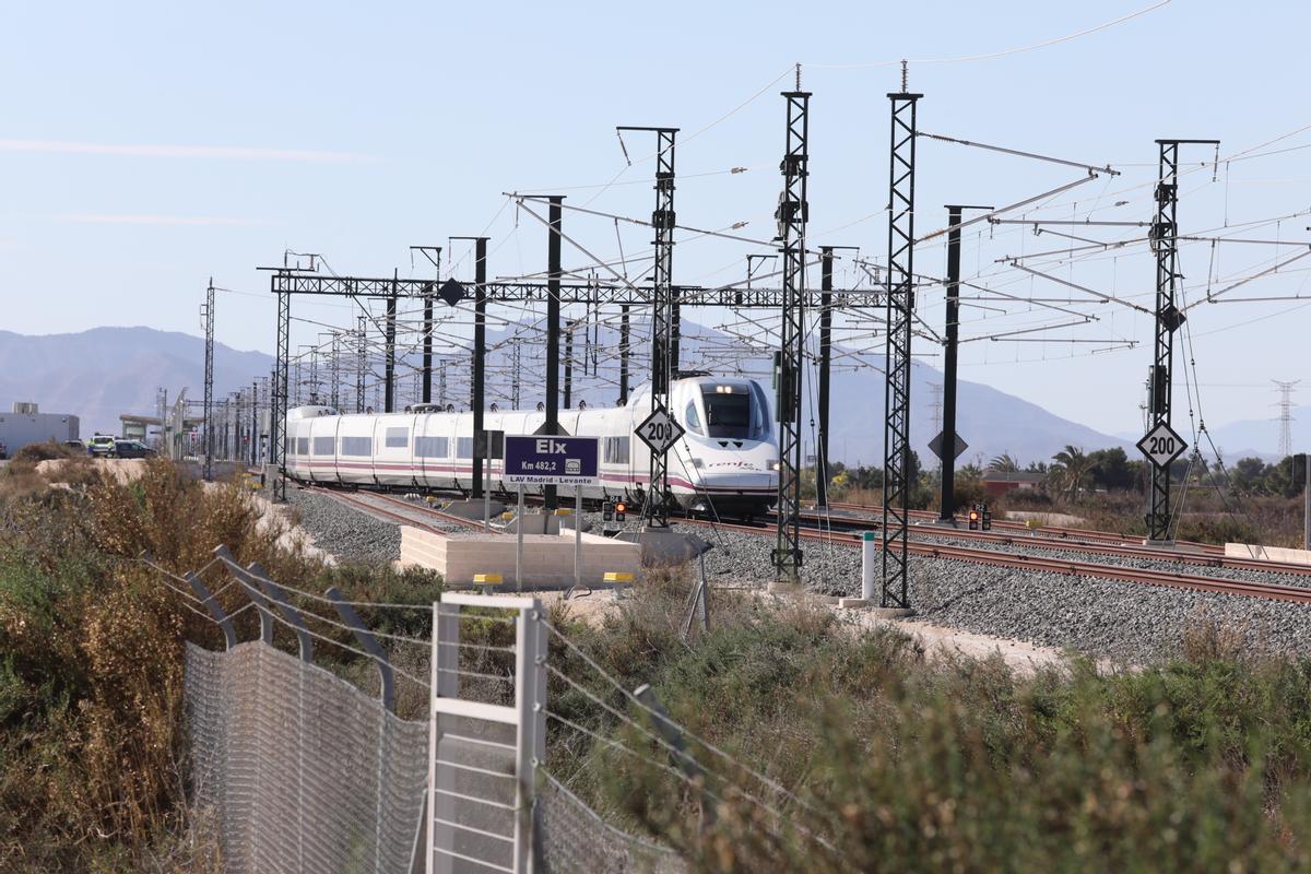 Un tren llegando a la nueva estación de alta velocidad de Elche.