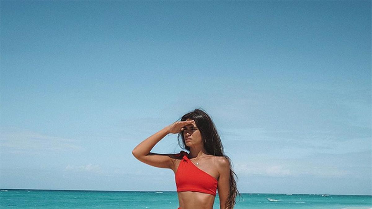 Marta Lozano, con bikini asimétrico rojo, en la playa