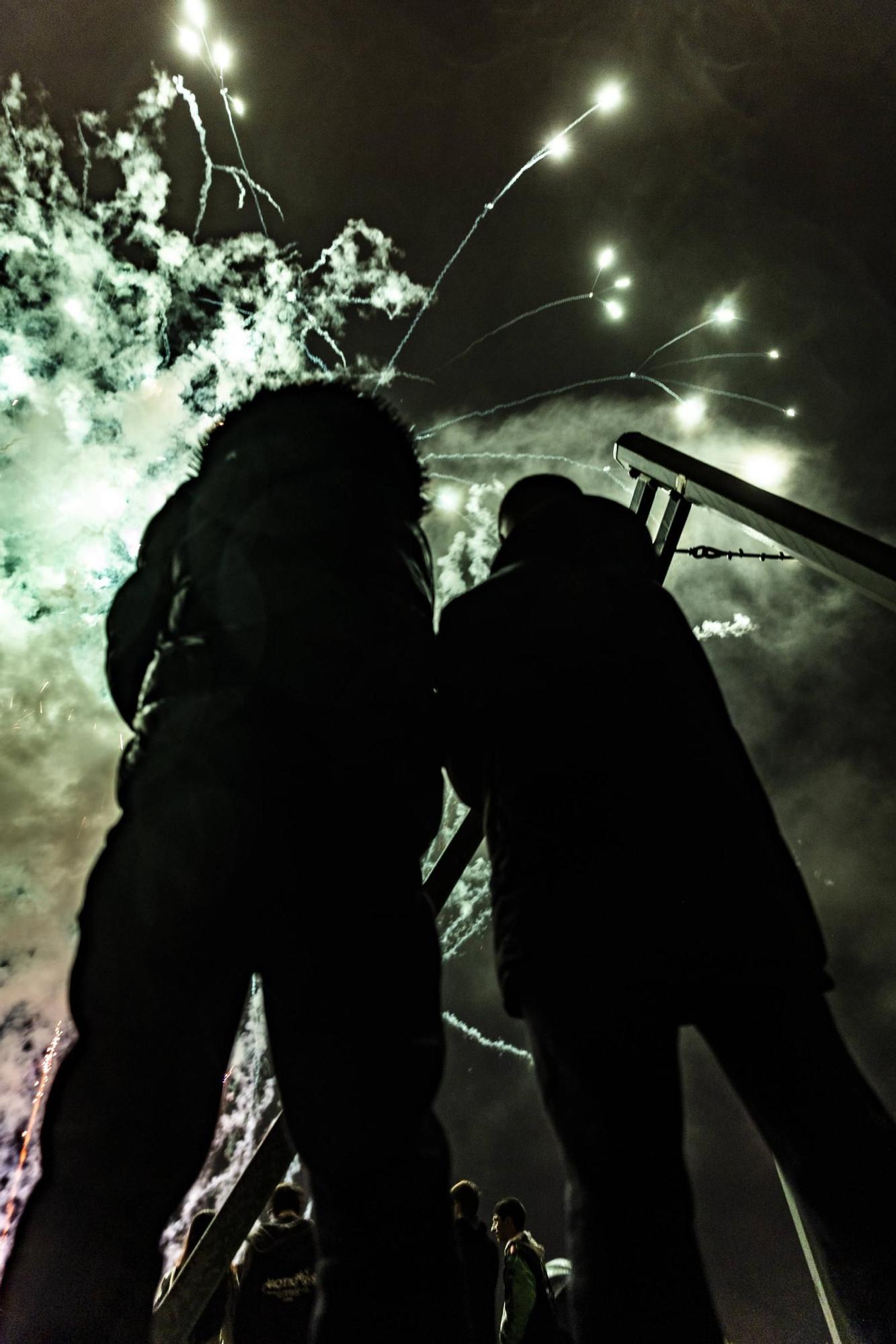 EN IMÁGENES: Así se vivieron unos fuegos de San Mateo bajo la lluvia en Oviedo