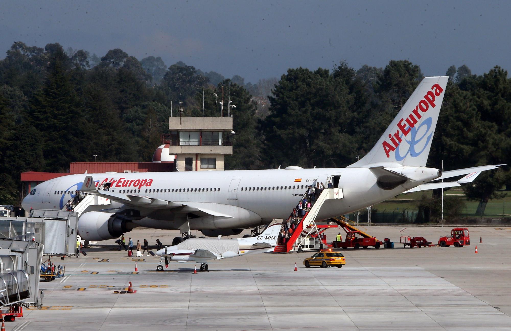 El gigante Airbus 330 de Air Europa en el aeropuerto de Vigo en 2019.