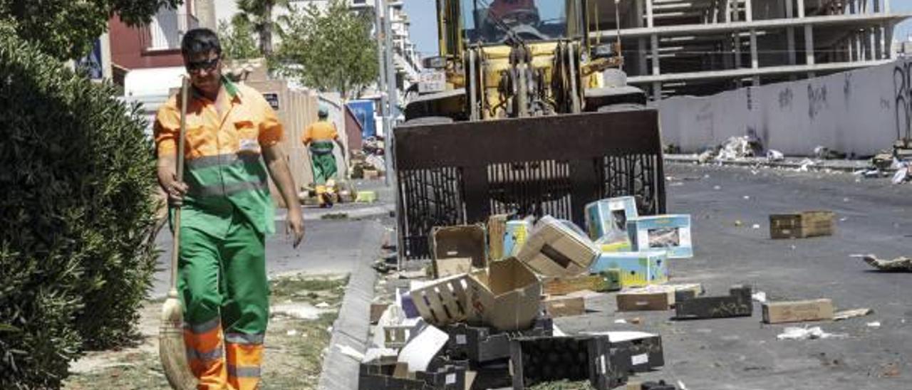 Imagen de la limpieza del Paseo Juan Aparicio por parte de Acciona, que se hizo con la contrata en 2004. FOTO TONY SEVILLA