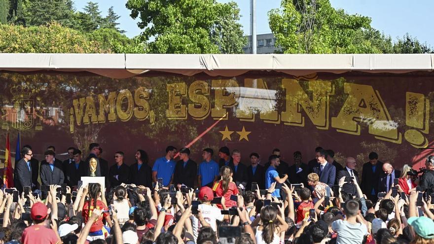 Sánchez abre la Moncloa a aficionados e influencers para recibir a la selección y les pide mirar ya a 2030: “No hay dos sin tres”
