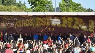 Sánchez abre la Moncloa a aficionados e influencers para recibir a la selección y les pide mirar ya a 2030: “No hay dos sin tres”