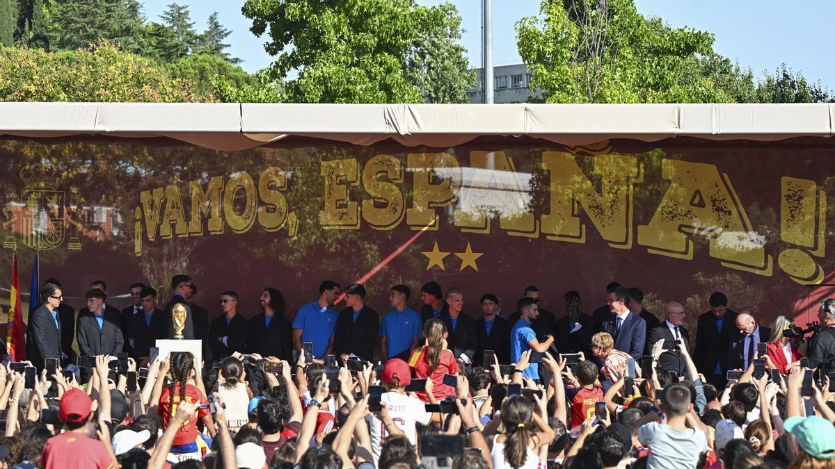MUNDIAL 2026 | Sánchez abre la Moncloa a aficionados e influencers para recibir a la selección y les pide mirar ya a 2030: “No hay dos sin tres”