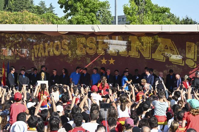 Sánchez abre la Moncloa a aficionados e influencers para recibir a la selección y les pide mirar ya a 2030: No hay dos sin tres