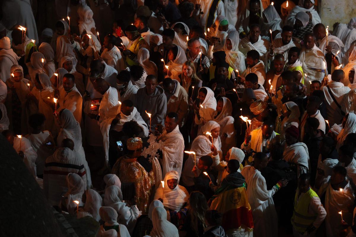 Cristianos ortodoxos celebran “Fuego Sagrado” en Jerusalén. eregrinos cristianos ortodoxos sostienen velas durante la ceremonia del Fuego Sagrado, un día antes de la Pascua ortodoxa, el sábado 15 de abril de 2023 en la Iglesia del Santo Sepulcro en la Ciudad Vieja de Jerusalén, donde muchos cristianos creen que Jesús fue crucificado y enterrado antes de resucitar.