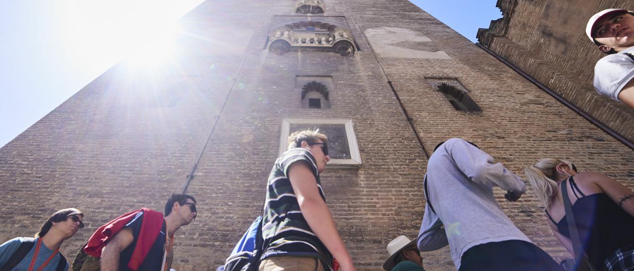 Un grupo de turistas junto a la Giralda, en Sevilla.