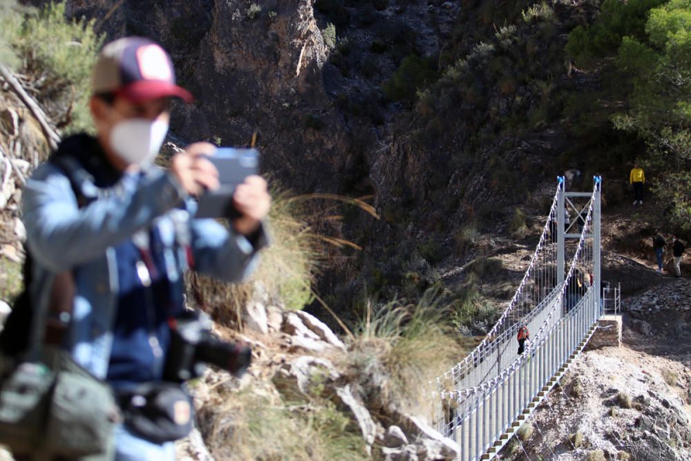 Inauguran el puente colgante de El Saltillo, en la Axarquía