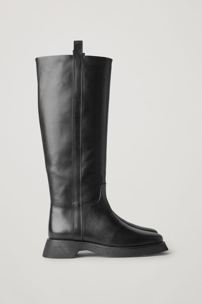 Botas de piel negras, de COS (290 euros)