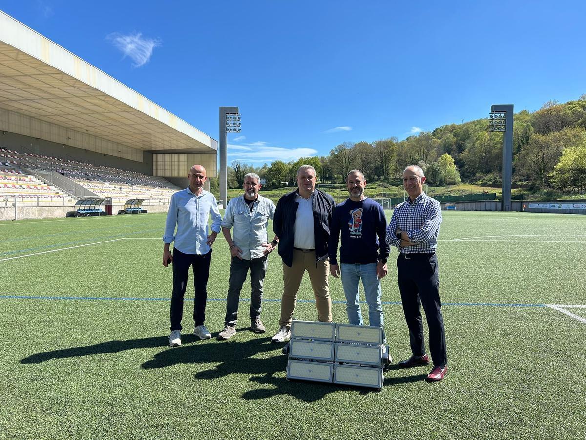 Por la izquierda, Virginio Ramírez, Iván Miranda, Roberto Presa, Ángel García, "Cepi" y Jesús Abad, en el campo de fútbol de El Bayu.