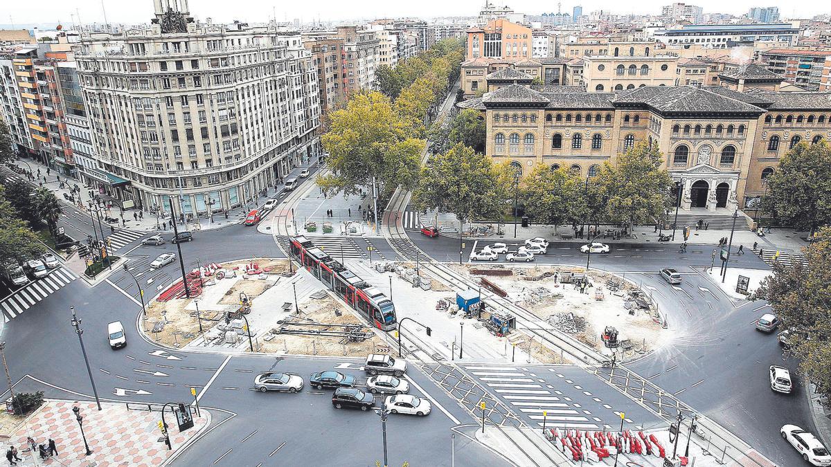 Tranvía en circulación mientras se trabajaba para concluir con los trabajos de construcción de la línea 1.