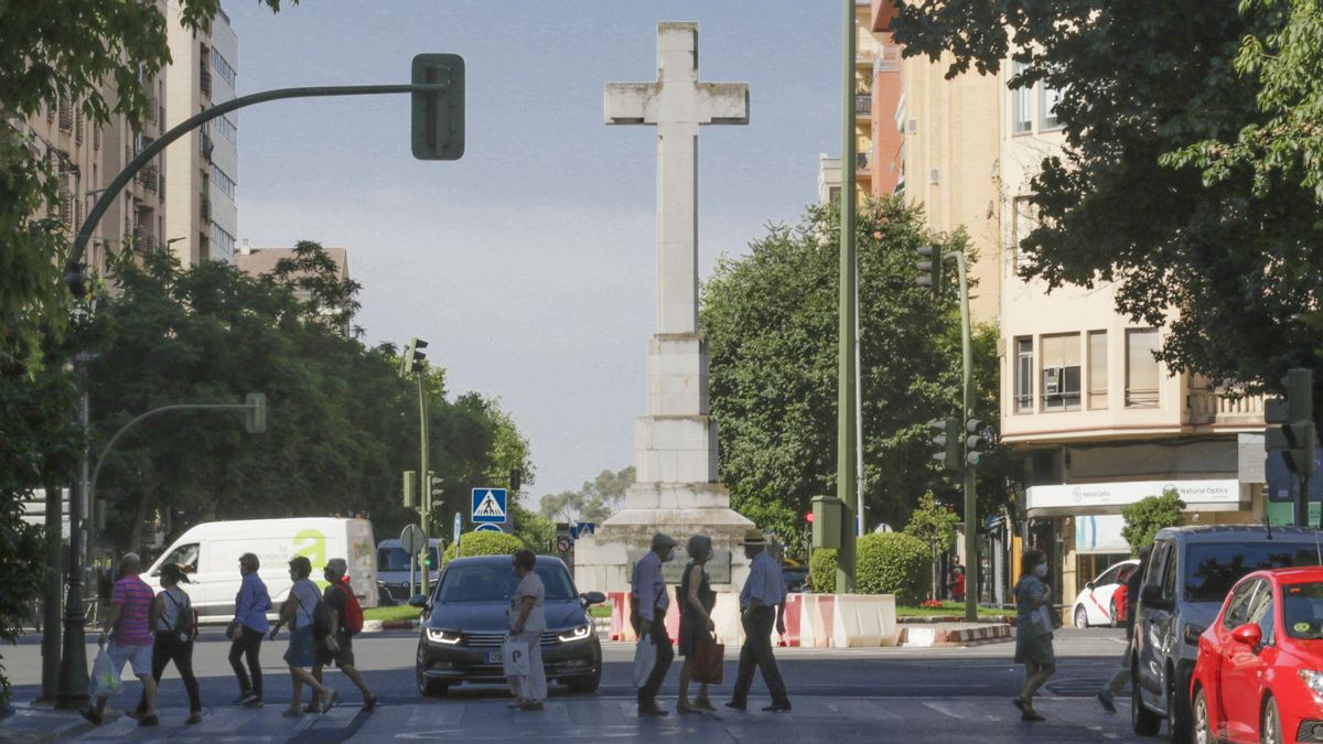 La cruz de los caídos de Cáceres en su ubicación actual en la plaza de América.