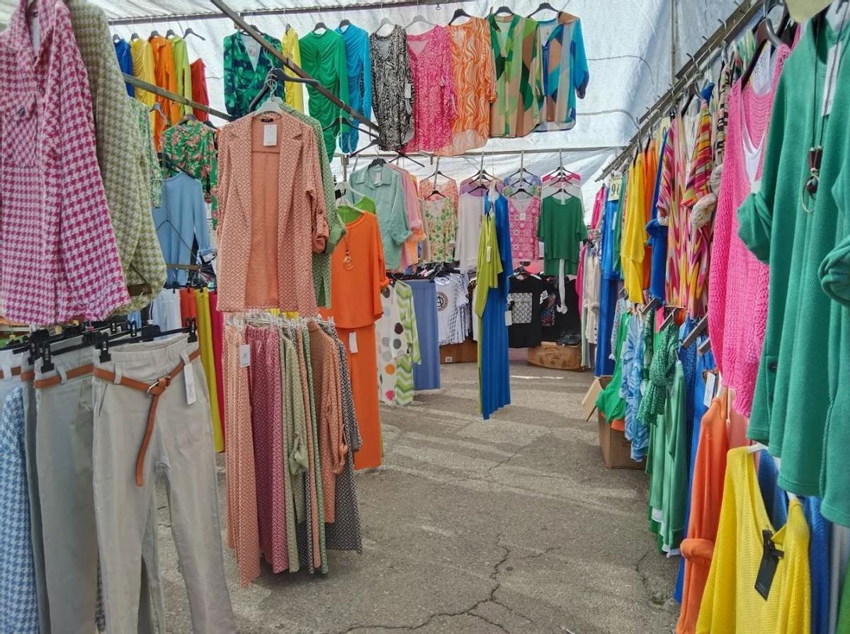 El mercadillo de los miércoles de Dos Hermanas, el rastro con ropa, artesanía y decoración a un euro