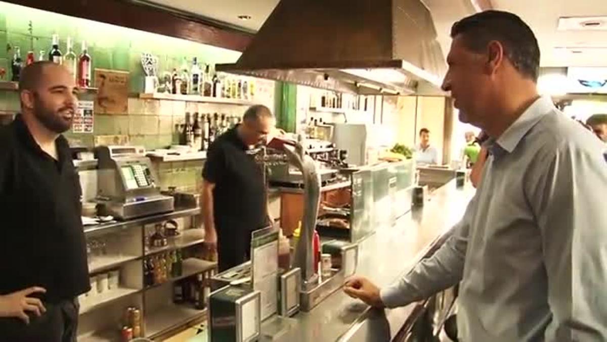 Albiol parla amb els ciutadans al barri de ca n’Anglada de Terrassa, on ha sigut increpat per diversos immigrants