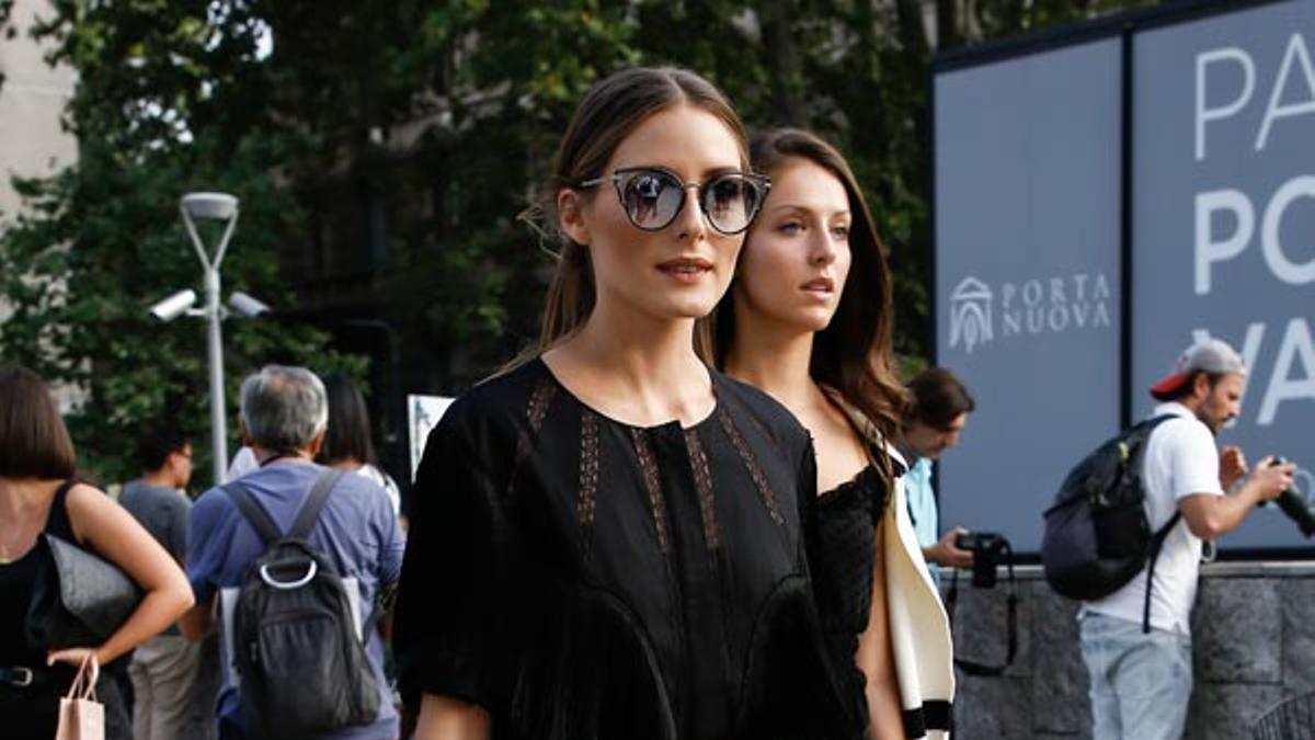 El look de Olivia Palermo  con vestido negro y zapatos Oxford