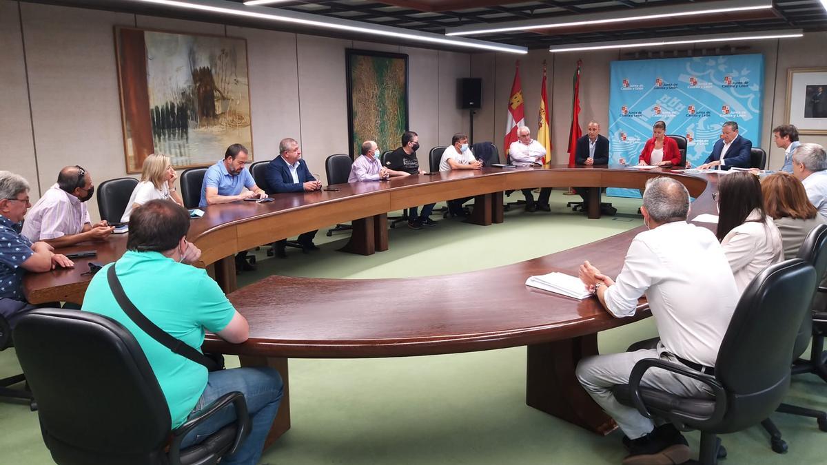 Los alcaldes de los nueve municipios donde se ejecutarán las obras, reunidos con Clara San Damián y Javier Faúndez.